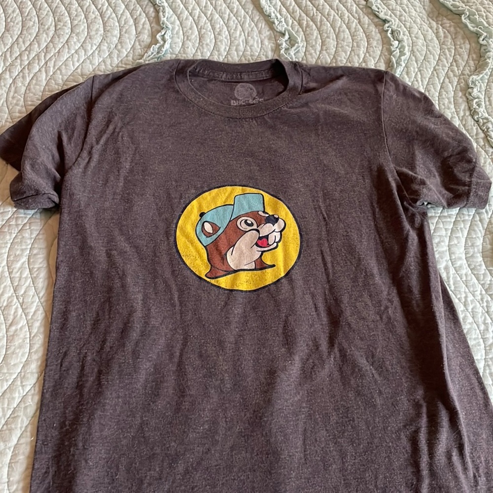 Women’s Buc-ee’s size small t-shirt.